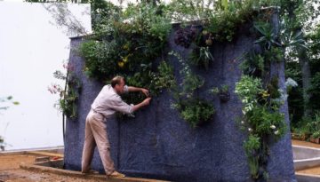 02a.blanc_.patrick_blanc_installing_the_plants_at_chaumont-sur-loire_1994
