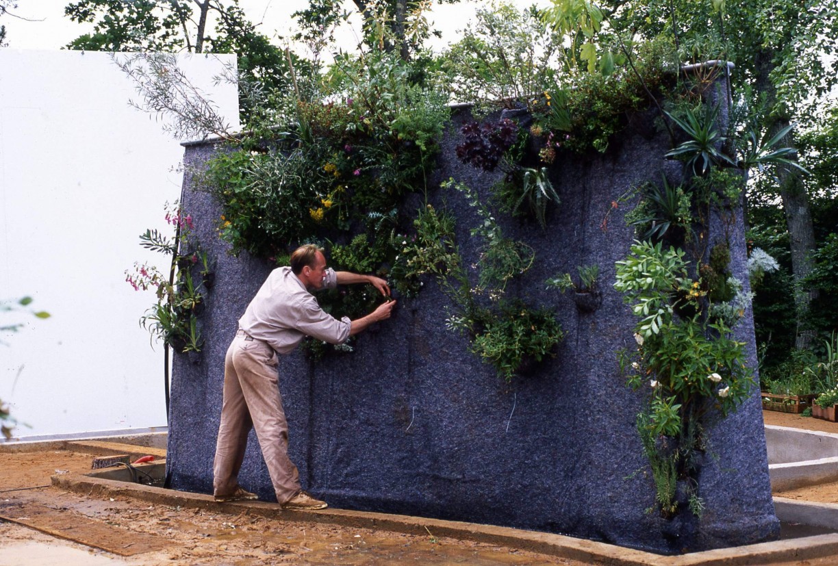 02a.blanc_.patrick_blanc_installing_the_plants_at_chaumont-sur-loire_1994