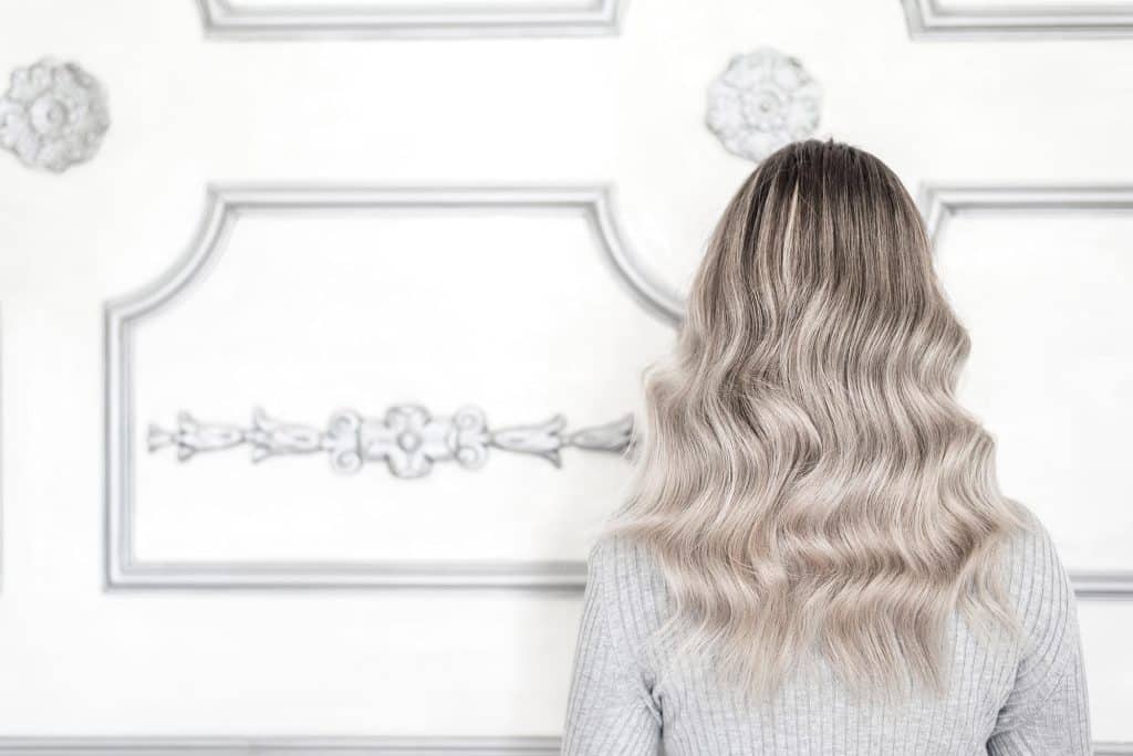 Balayage grigio su capelli castani