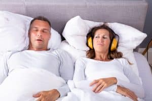 10 consigli per smettere di russare e riposare per bene