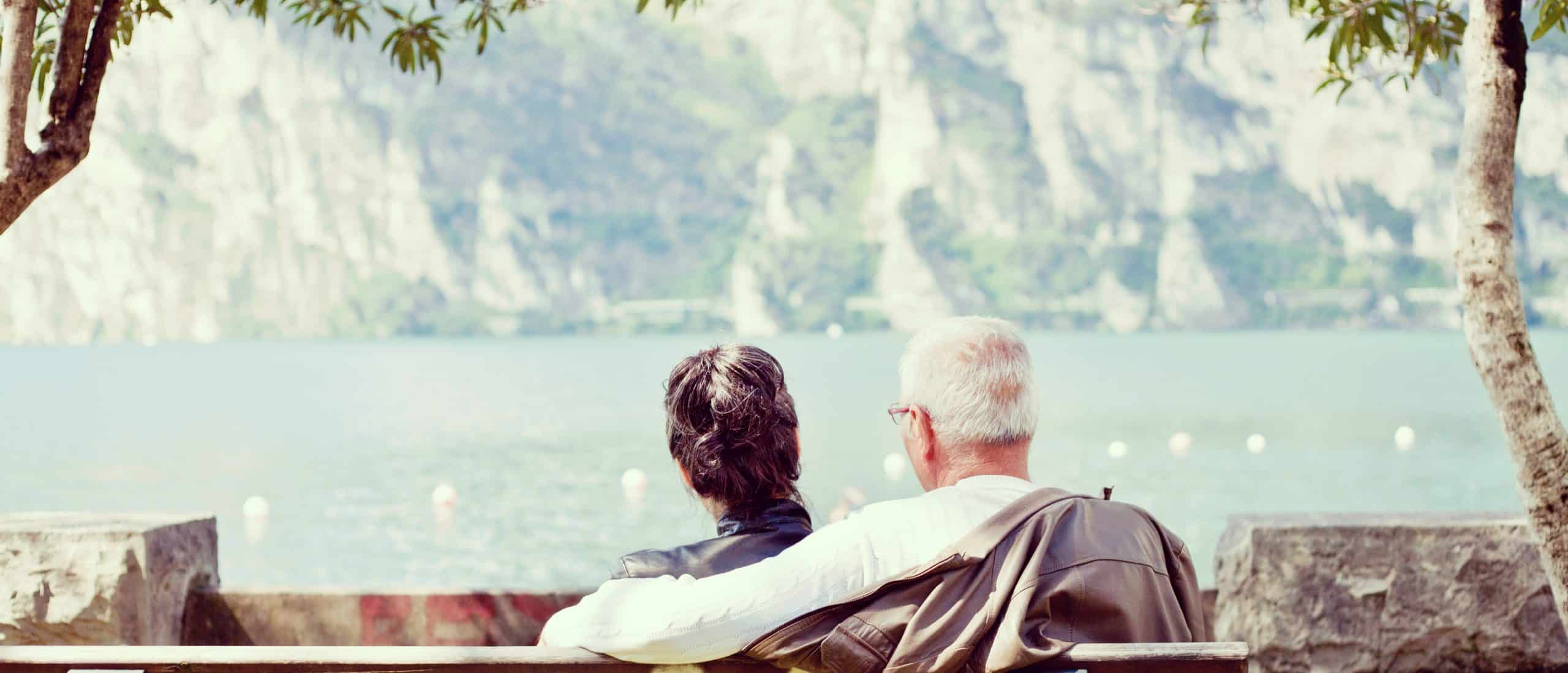 Älteres Paar sitzt gemütlich am See