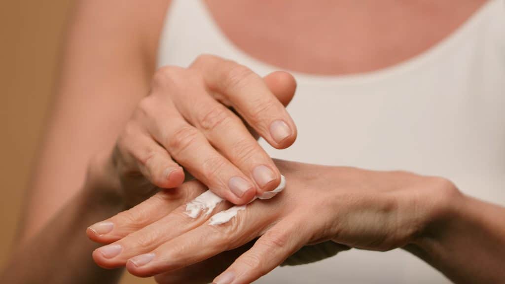 Macchie cutanee: cause, rimedi e la skincare routine perfetta per un incarnato uniforme