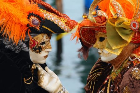 Venice_Carnival_-_Masked_Lovers_2010-1536x1024