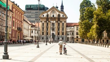 Capitale della Slovenia, meta amata dai viaggiatori provetti e dai turisti curiosi, Lubiana è una vera e propria chicca tutta da scoprire. Visitarla significa assaporare il mix perfetto tra cultura, natura, vita in tutte le sue forme. Insomma, a Lubiana ce n’è davvero per tutti i gusti e a tutte le ore…un motivo in più per prenotare un volo e partire. Qui scopriremo insieme i punti nevralgici della città, le tappe imperdibili e tutto il fascino di una località in cui perdersi, tra una tradizione e l’altra. E per tutti gli amanti del viaggio su quattro ruote, Lubiana è comodamente visitabile anche in camper.