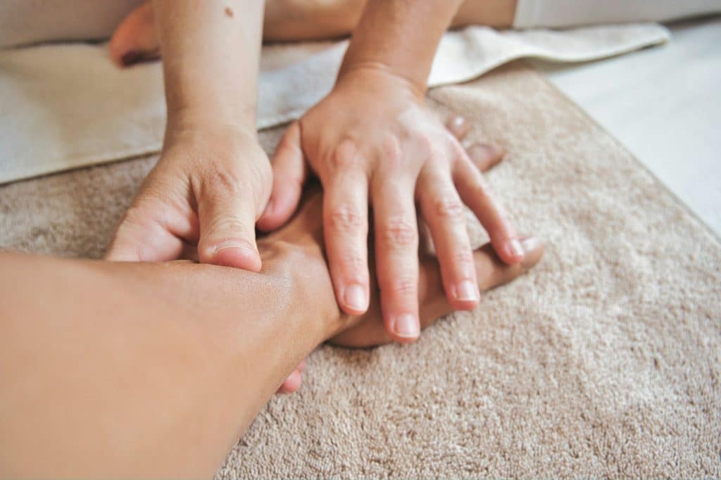 Massaggio linfodrenante: cos’è, a cosa serve, benefici e controindicazioni