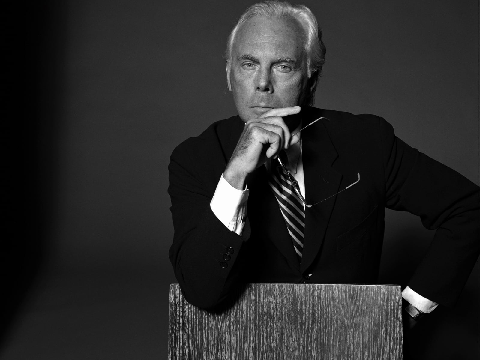 Eleganza e filosofia: le 7 frasi immortali di Giorgio Armani