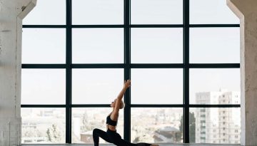 5 posizioni Yoga semplici da fare per ogni età