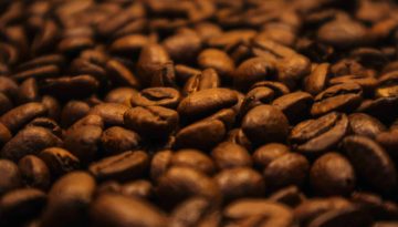 Caffeina nei cosmetici: il rimedio efficace per ridurre borse e occhiaie