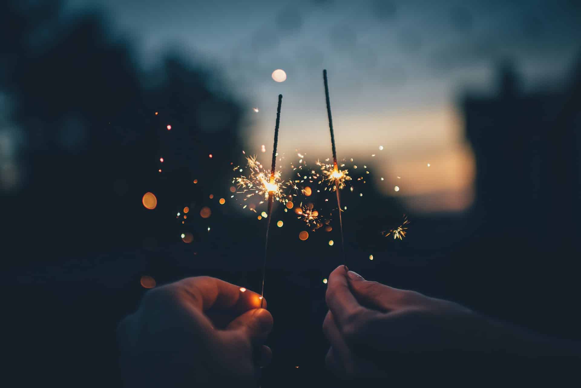 Auguri di buon anno 2026: frasi, messaggi e idee originali da inviare agli amici e parenti