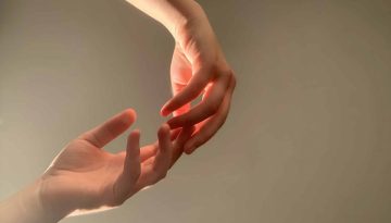 Lividi su braccia e gambe: perché si formano e come rimediare