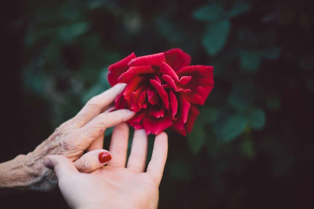 svegliarsi con le mani gonfie