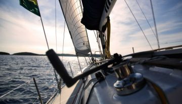 Come funziona una vacanza in barca a vela: cosa sapere prima di salpare