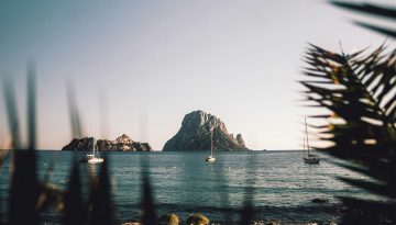 Ibiza Svelata: Oltre il Mito, un'Isola di Contrasti e Magie