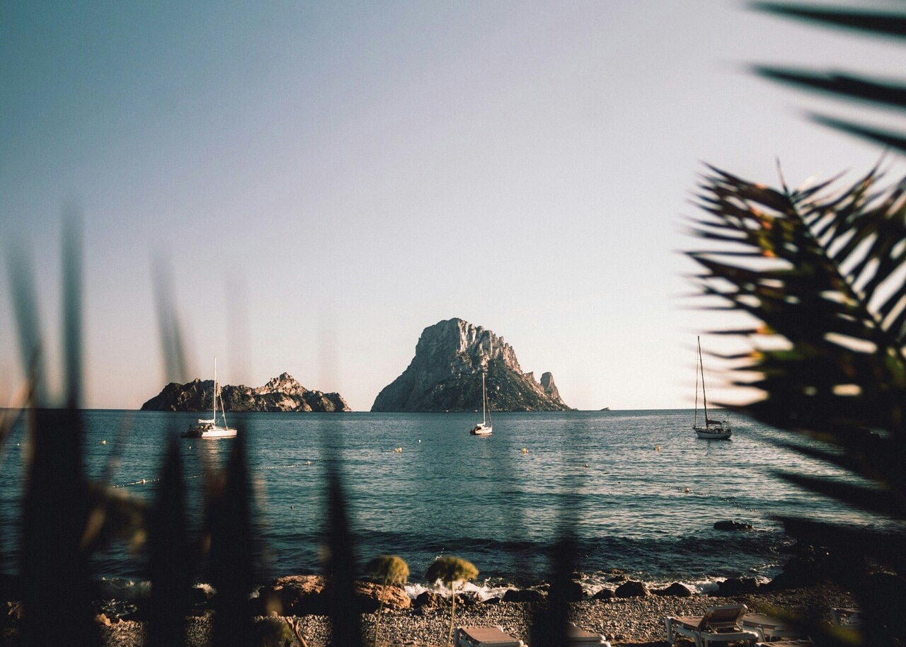 Ibiza Svelata: Oltre il Mito, un'Isola di Contrasti e Magie