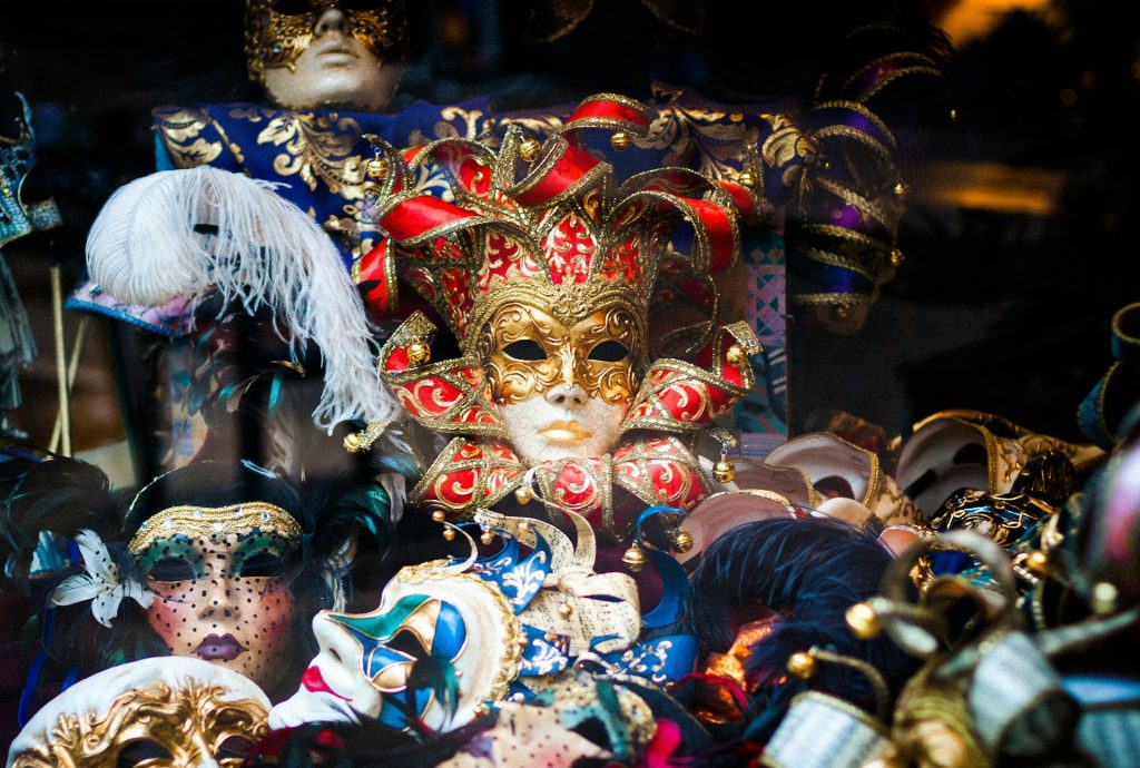 Il fulcro del Carnevale è la settimana Grassa che va da giovedì Grasso a martedì Grasso, giorni durante i quali lungo tutto lo Stivale si tengono manifestazioni colorate da maschere e costumi. Per quanto riguarda il 2025, i festeggiamenti partono il 27 febbraio, giorno del giovedì Grasso, per poi continuare con la domenica di Carnevale, che coincide con il 2 marzo, il martedì Grasso, il 4 marzo, e il mercoledì delle Ceneri, il 5 marzo.