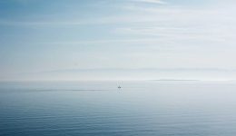 In un mondo sempre più frenetico, che ci vede costantemente in corsa verso il prossimo obiettivo, iperconnessi e in direzione dell’ennesima cosa da fare, non è facile ritagliarsi dei momenti di calma, in cui restare soli con se stessi e ascoltare il rumore del silenzio. Il chiasso della società frenetica in cui siamo immersi ci rende difficile trovare la calma, bloccandoci costantemente nella morsa della confusione e del rumore. Perfino quando andiamo in vacanza possiamo non trovare la quiete che tanto cerchiamo. Tra rumori, mezzi di trasporto, notifiche incessanti dello smartphone e il turismo di massa che tocca sempre più destinazioni, non è affatto semplice rilassarsi durante un soggiorno fuori porta. O meglio, per farlo bisogna scegliere con grande attenzione la meta in cui approdare, non puntando sulle solite destinazioni popolari, spesso immerse nella cacofonia e in cui le orde di turisti non fanno che minare la quiete tanto agognata.
