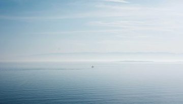 In un mondo sempre più frenetico, che ci vede costantemente in corsa verso il prossimo obiettivo, iperconnessi e in direzione dell’ennesima cosa da fare, non è facile ritagliarsi dei momenti di calma, in cui restare soli con se stessi e ascoltare il rumore del silenzio. Il chiasso della società frenetica in cui siamo immersi ci rende difficile trovare la calma, bloccandoci costantemente nella morsa della confusione e del rumore. Perfino quando andiamo in vacanza possiamo non trovare la quiete che tanto cerchiamo. Tra rumori, mezzi di trasporto, notifiche incessanti dello smartphone e il turismo di massa che tocca sempre più destinazioni, non è affatto semplice rilassarsi durante un soggiorno fuori porta. O meglio, per farlo bisogna scegliere con grande attenzione la meta in cui approdare, non puntando sulle solite destinazioni popolari, spesso immerse nella cacofonia e in cui le orde di turisti non fanno che minare la quiete tanto agognata.