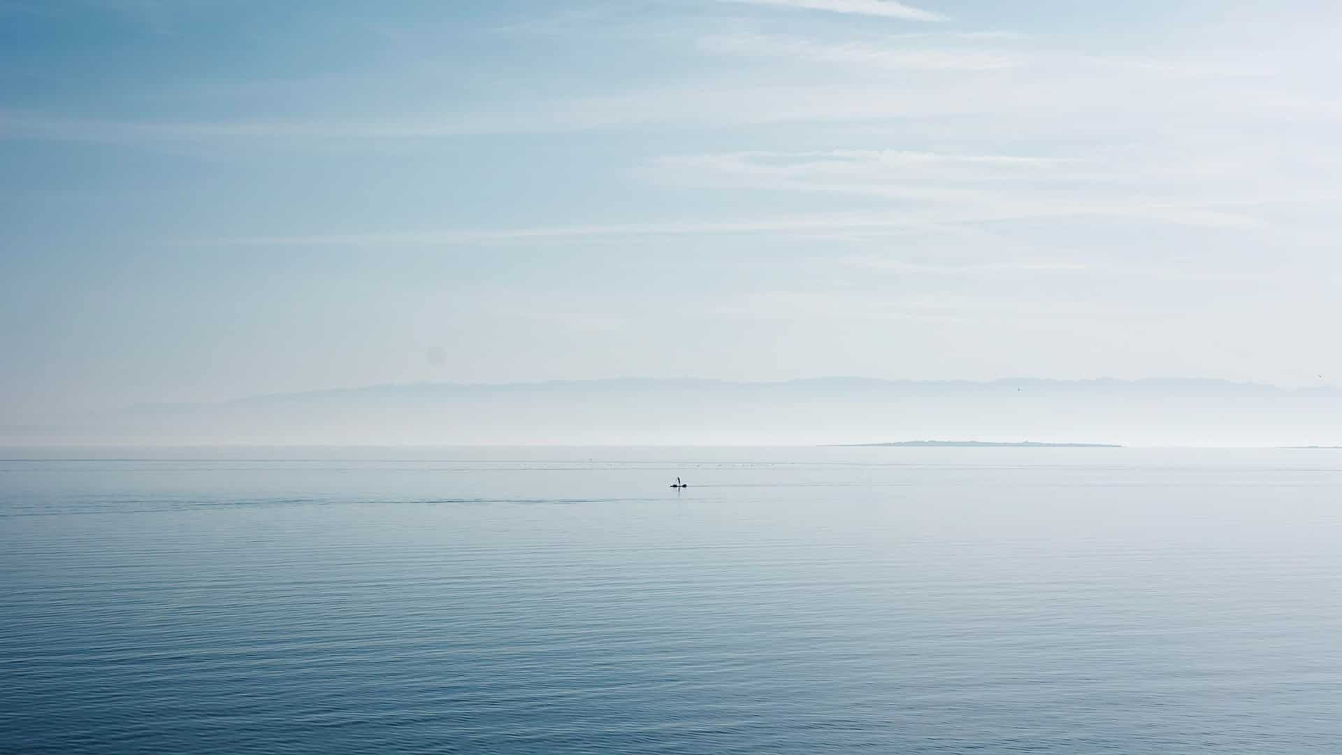 In un mondo sempre più frenetico, che ci vede costantemente in corsa verso il prossimo obiettivo, iperconnessi e in direzione dell’ennesima cosa da fare, non è facile ritagliarsi dei momenti di calma, in cui restare soli con se stessi e ascoltare il rumore del silenzio. Il chiasso della società frenetica in cui siamo immersi ci rende difficile trovare la calma, bloccandoci costantemente nella morsa della confusione e del rumore. Perfino quando andiamo in vacanza possiamo non trovare la quiete che tanto cerchiamo. Tra rumori, mezzi di trasporto, notifiche incessanti dello smartphone e il turismo di massa che tocca sempre più destinazioni, non è affatto semplice rilassarsi durante un soggiorno fuori porta. O meglio, per farlo bisogna scegliere con grande attenzione la meta in cui approdare, non puntando sulle solite destinazioni popolari, spesso immerse nella cacofonia e in cui le orde di turisti non fanno che minare la quiete tanto agognata.