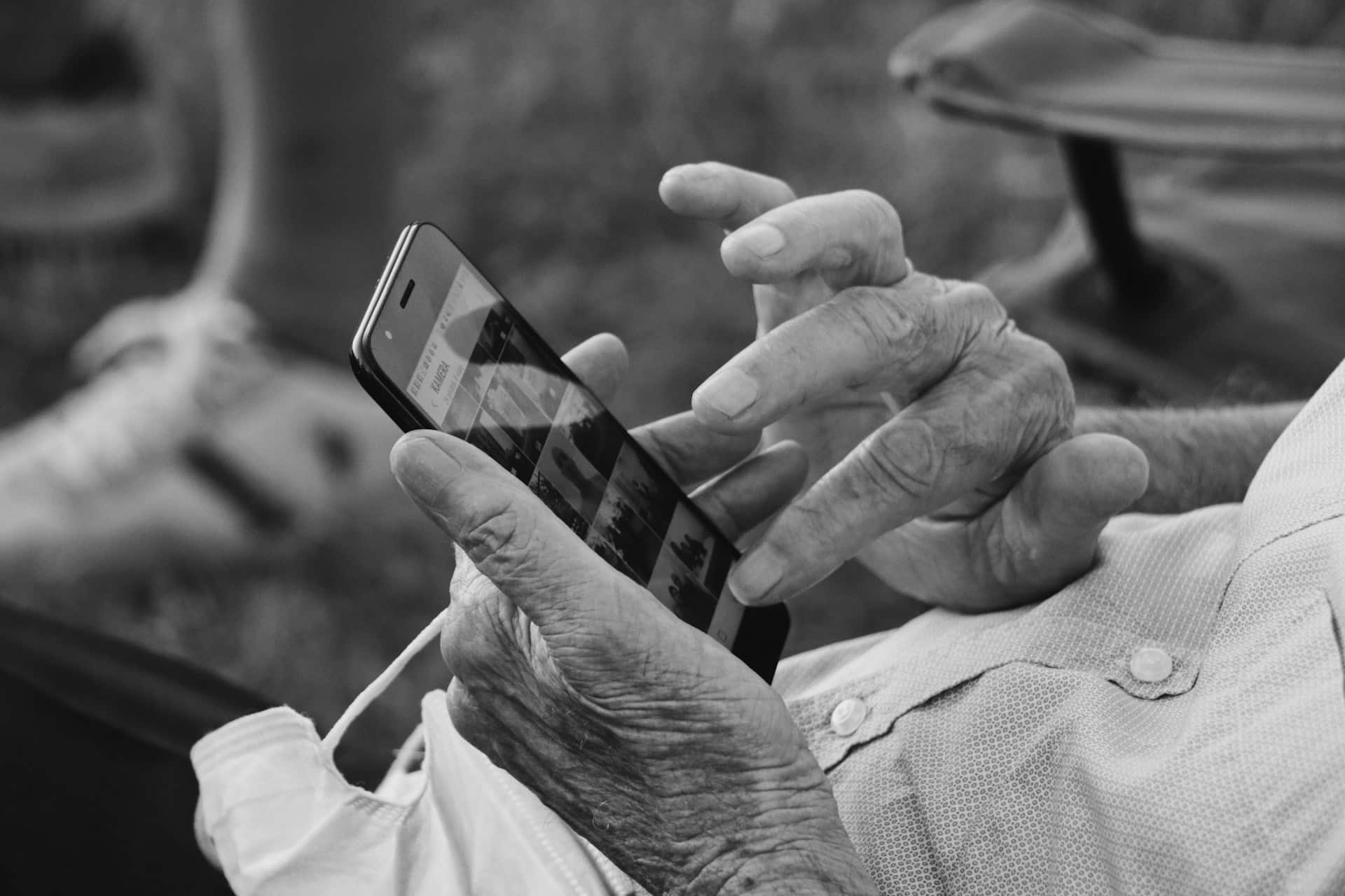 Abitudini digitali over 60: cosa devono sapere gli anziani sulle pratiche per una navigazione più sicura