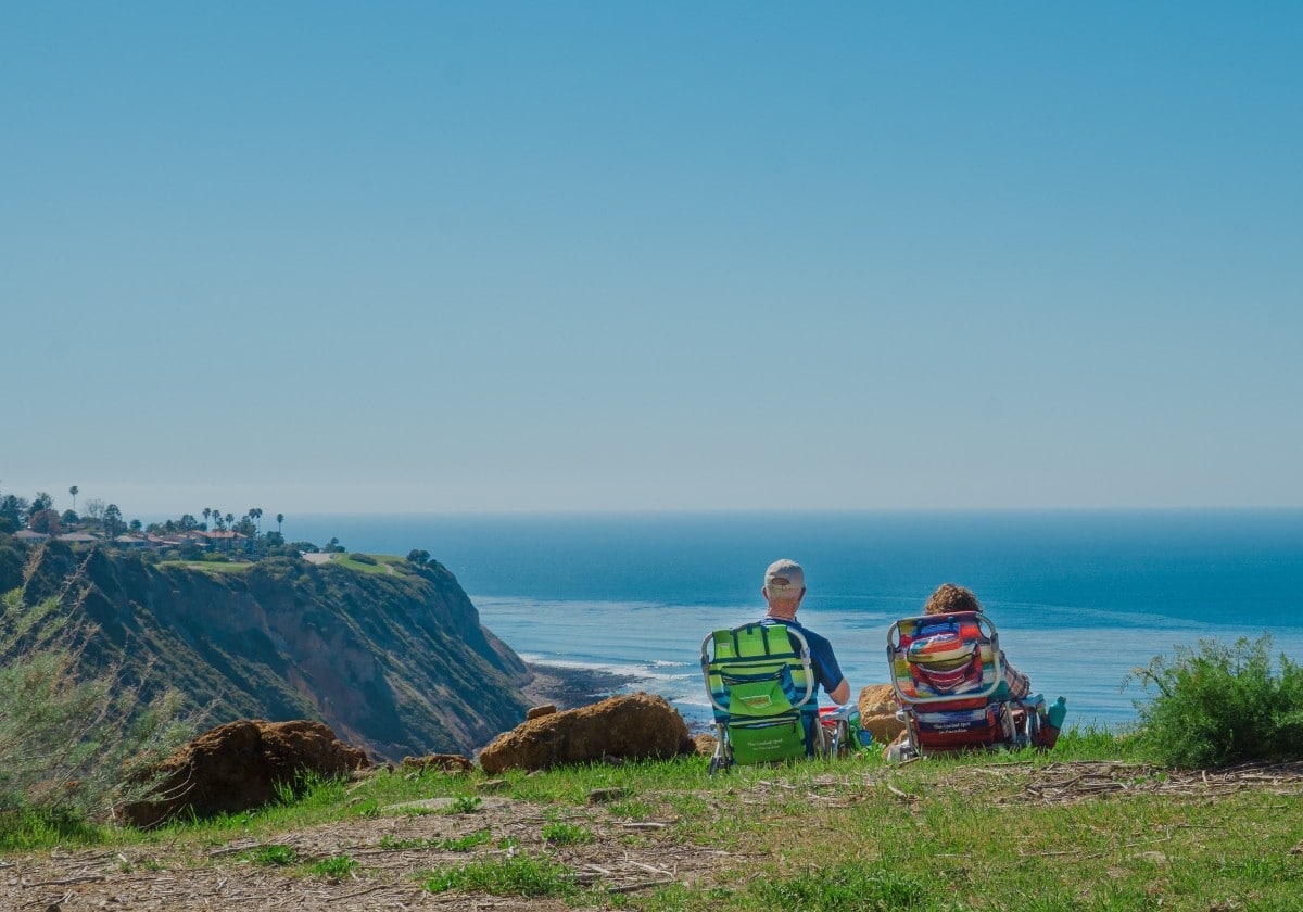 old-couple-sea-jeffrey-keenan-unsplash-1